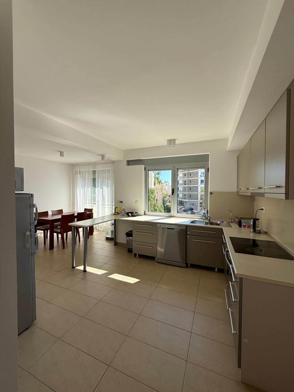 Bečići 78 m² — Kitchen and dining area