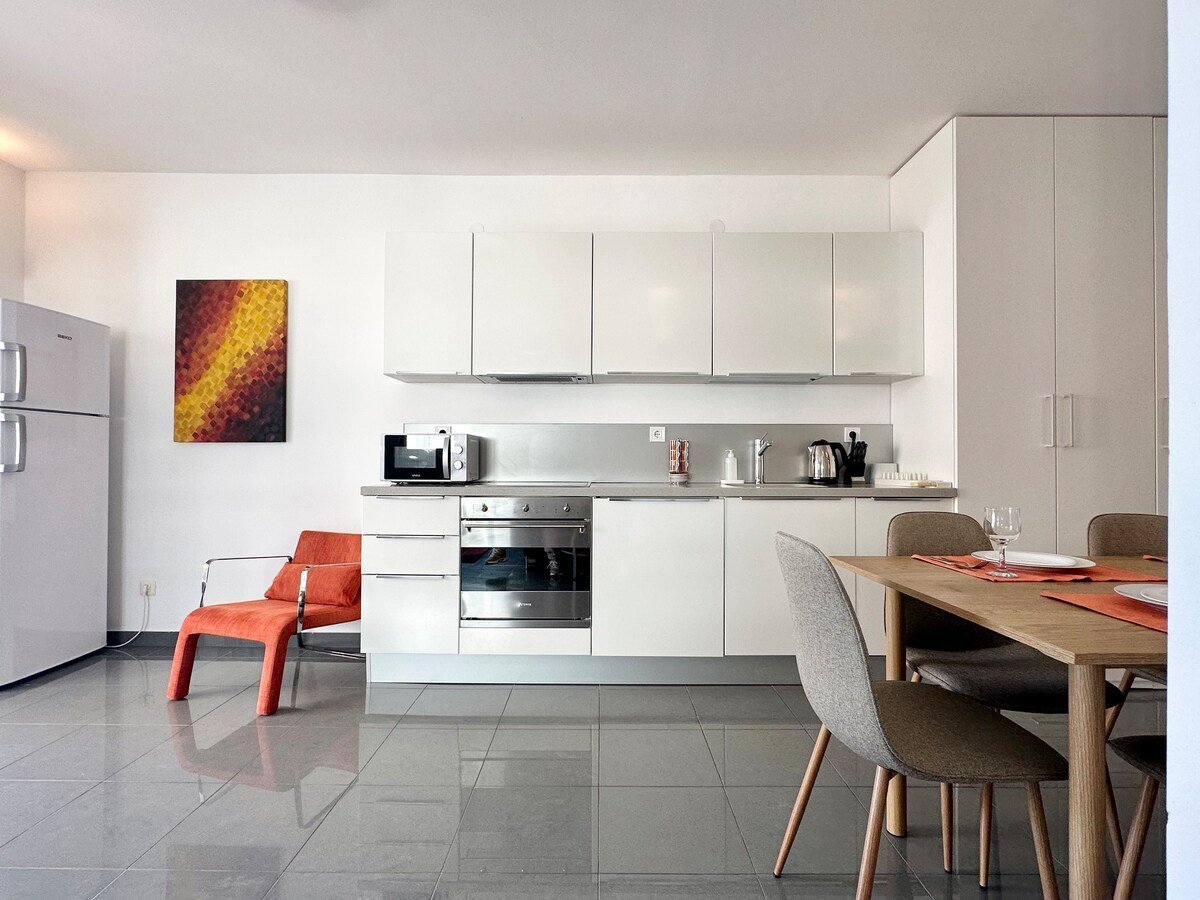 Bečići Irish 2 — Kitchen and dining area