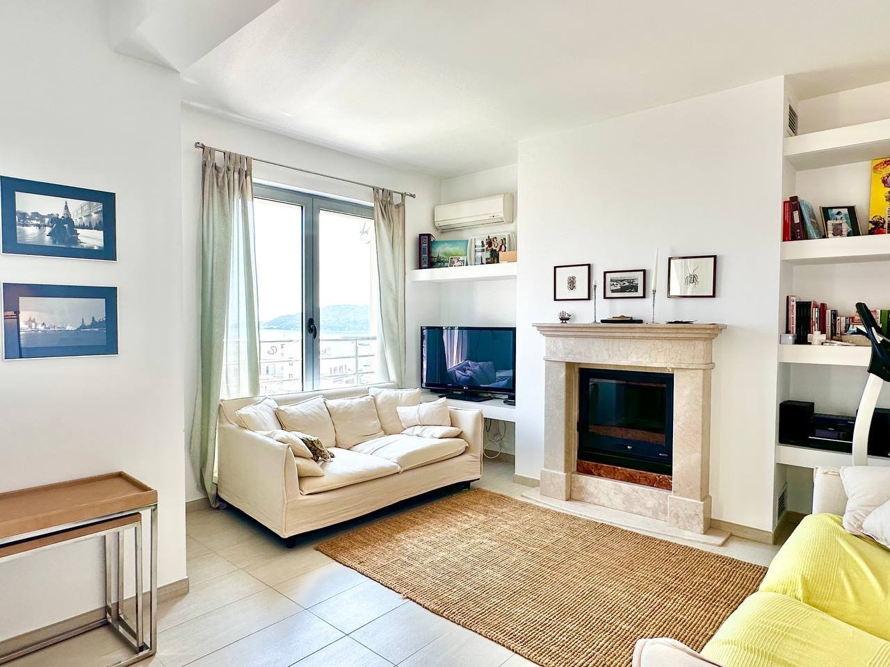Bečići Penthouse 115 m² — Living room with sea view