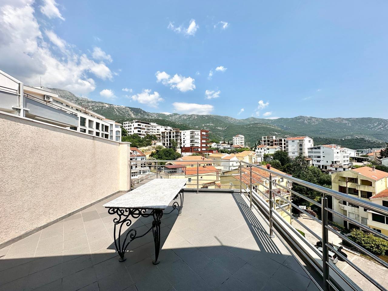 Bečići Penthouse 115 m² — Staircase