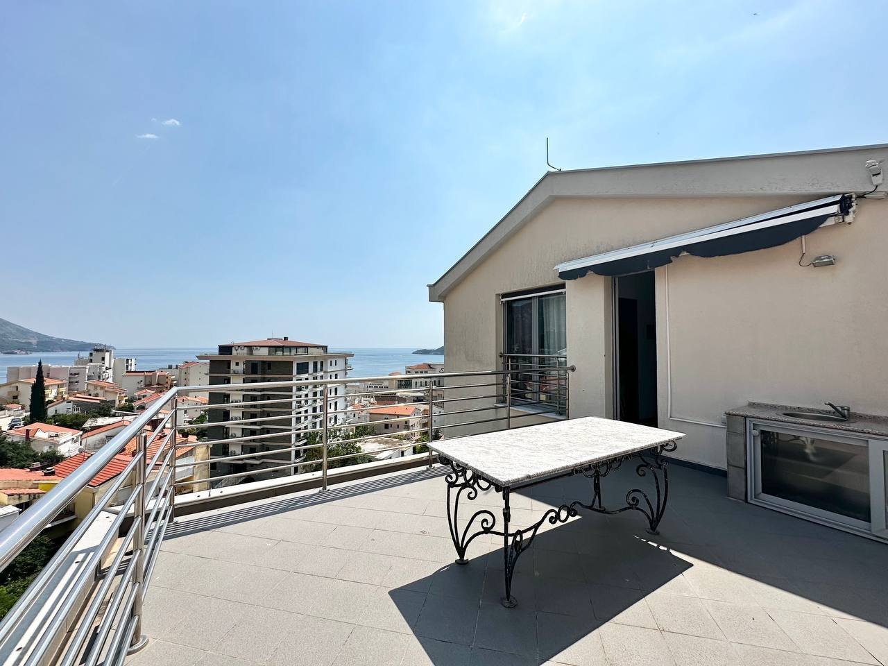 Bečići Penthouse 115 m² — Another living angle