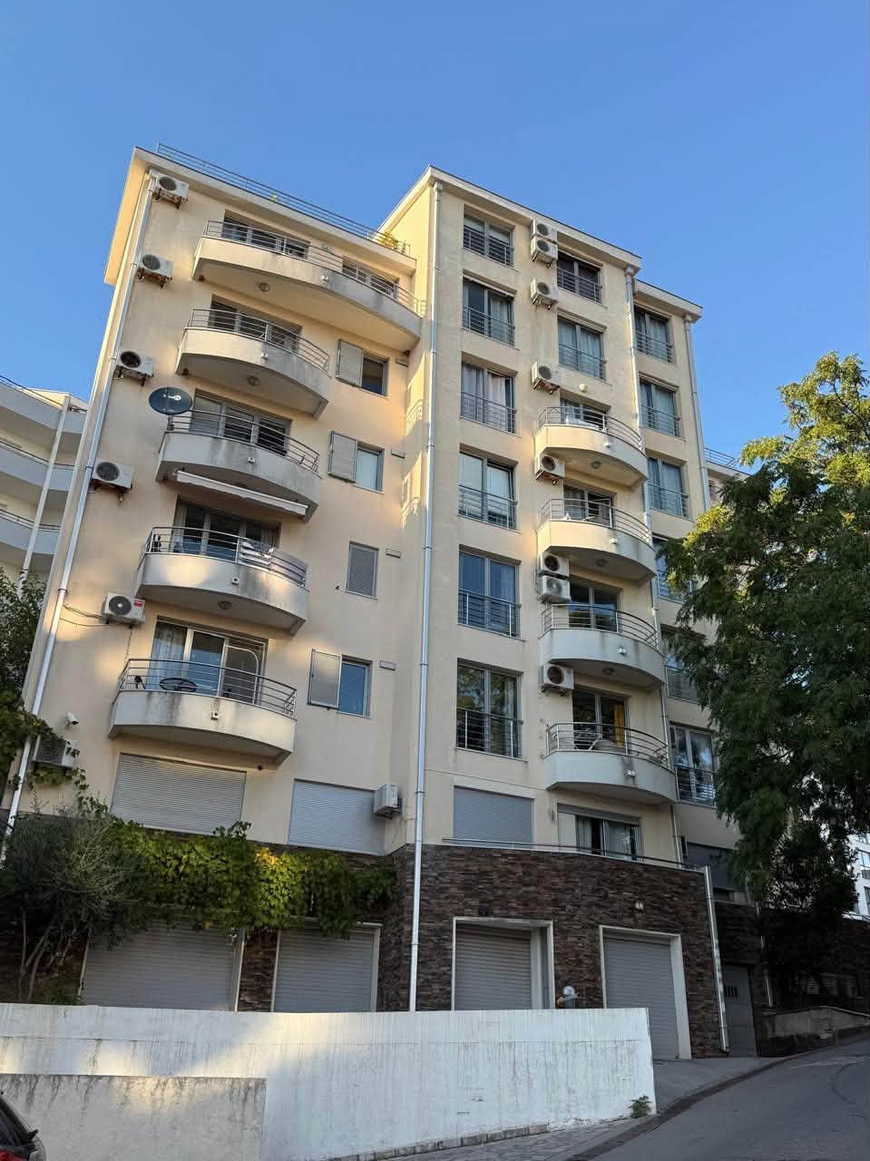 Bečići Penthouse 130 m² — Exterior and sea view