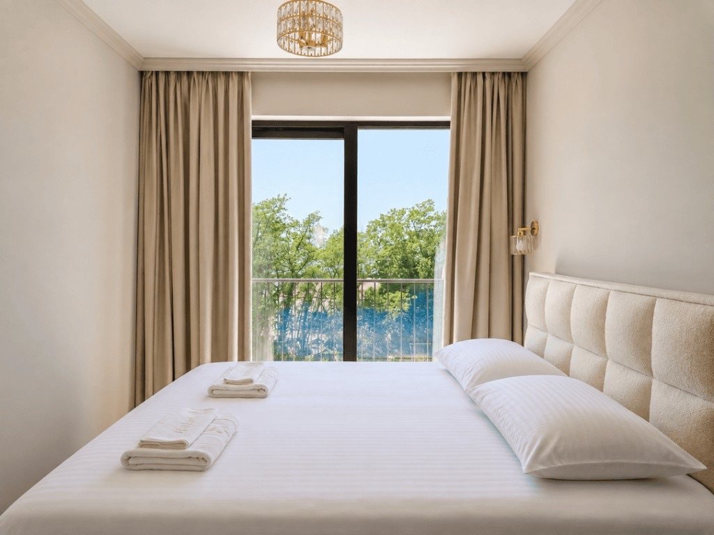 Townhouse A1 bedroom with balcony overlooking the pool and sea