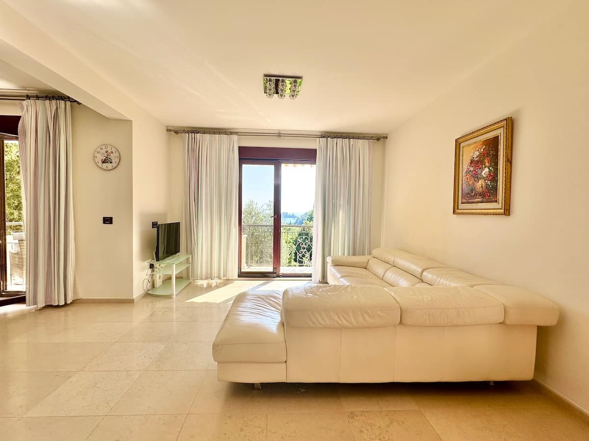 Lost in Paradise apartment