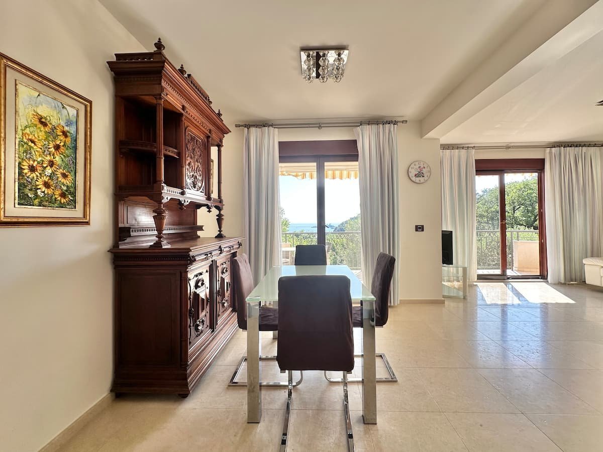 Lost in Paradise apartment
