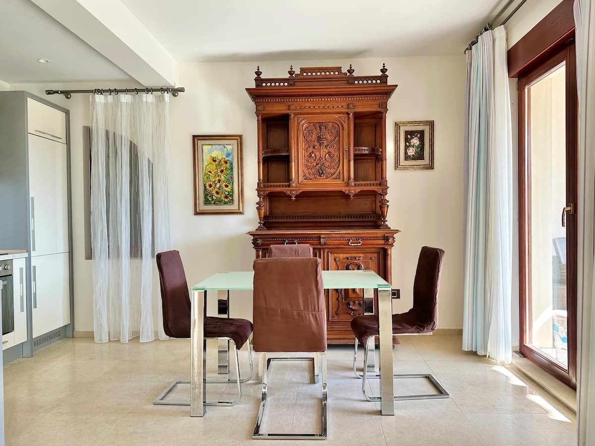 Lost in Paradise apartment